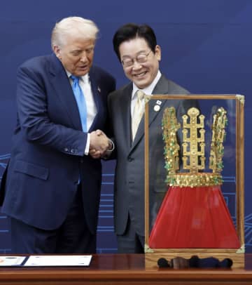 韓国もトランプ氏に金色贈呈品　国宝レプリカ、「好み」と報道