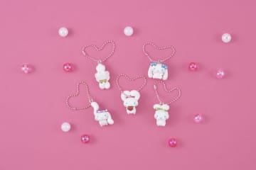 ガチャ「シナモロール おみみでぶらりんマスコット かがやき ver.」11月発売「みみハート」などパール塗装が施された5種がラインナップ