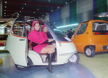 ＜あのころ＞電気自動車もお目見え　55年前の10月30日