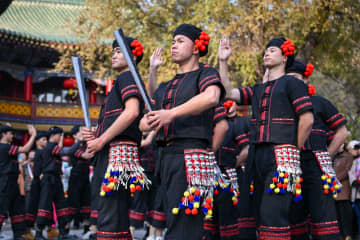 民族舞踊の魅力をフラッシュモブで表現　中国・新疆ウルムチ市