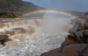 黄河壺口瀑布にかかる壮大な虹　中国山西省