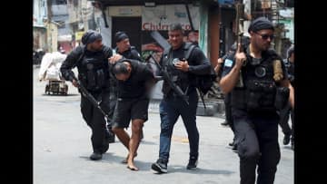 麻薬組織の掃討作戦で130人以上死亡　南米ブラジルのリオデジャネイロ