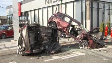 「車が飛んできた」前橋市の日産販売店に車突っ込み展示車など10台絡む事故　1人重体1人重傷