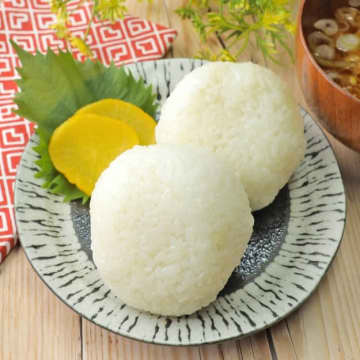 「もう普通の塩むすびには戻れない…！」「ご飯に混ぜるだけで満足感ヤバ衣」」行楽にぴったり♪究極の塩むすびレシピ