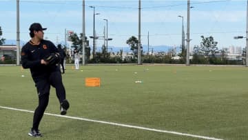 【巨人】岡本和真＆田中将大でキャッチボール　WBC使用球の投げ方をマー君が伝授