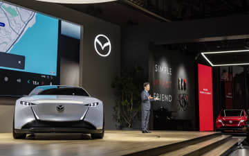 2台のビジョンモデルを世界初公開、「マツダビジョンクロスクーペはマツダが描く未来のモビリティを体現した1台」と毛籠勝弘社長