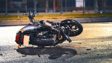 【深夜】散歩中の小型犬が交差点 “中央付近” でトイレ バイクが避けきれず衝突し重症の事件の『過失割合』が話題に「これで7.5対2.5で運転手に2割以上過失があるって意味わからん」「深夜に黒い犬が交差点の真ん中にいても気づかんて。くも膜下出血で重症の運転手がかわいそう」