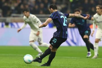 インテル、フィオレンティーナに3発快勝！　チャルハノールが“ドッピエッタ”の活躍
