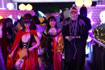 『ESCAPE』“結以”桜田ひより＆“大介”佐野勇斗たちが仮装して街へ　「青春」「愛おしい」の声