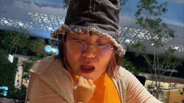 バービー 1歳娘がごはんを“どうぞ”する親子ショット公開！「苦しさはあります」次々と口へ食べ物を運ぶ我が子に必死に応える母の姿に「癒やされました」