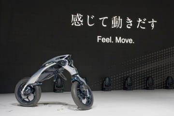 ヤマハ、三輪操舵のEVや自ら学んで立ち上がる「生まれたて」の二輪を展示
