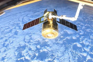 JAXAの新型補給機「HTV-X」が国際宇宙ステーションに到着–油井飛行士がロボットアームでキャッチ