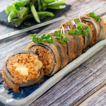 【肉巻き×キムチ×チーズ】「この組み合わせ、反則級！」卵焼き器で簡単♪肉巻きキムチーズロール【レシピ】