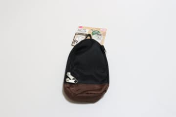 ダイソーがまたやってくれた！リュック下ろすの面倒…を300円で解決！QOLが上がるポーチ