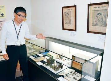 田園地帯にある赤と白の「鉄塔」はラジオのアンテナ　約40年前に埼玉・川口から久喜に移転　「鉄塔のまち」の歩み紹介する特別展　久喜市郷土資料館　ラジオ放送100年を記念