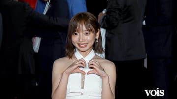 【動画】元日向坂46齊藤京子、美脚輝く純白ドレス　倉悠貴と華やかレカペ