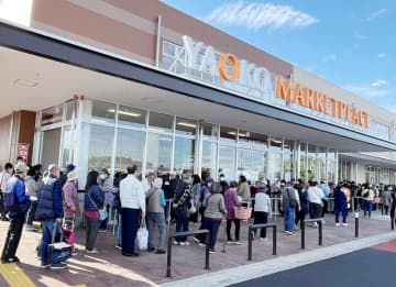 ヤオコーで行列、埼玉106店目がオープン　ベーカリーなど拡充、初展開“全国”冷凍駅弁コーナーも　全28席のカフェも誕生　敷地広大、店舗は地上2階建て　百均、薬局、歯科医院など入って充実