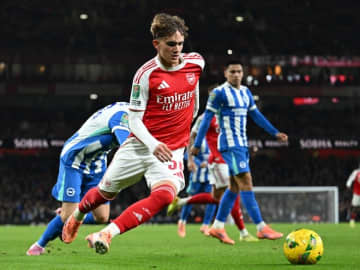 ブライトン戦でファンの歓声を最も浴びたアーセナルの超新星！ 試合後にアルテタ監督も絶賛「驚異的な技術を見せつけた。15歳でプレミアの選手を抜き去る能力だ」【現地発】