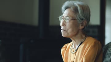 上品なスーツとブランドバッグに身を包み、都心の高級マンションで暮らす78歳年金女性。一見“優雅なマダム”だが…「年110万円の赤字」「金食い虫の別荘」毎日脅えて暮らすワケ