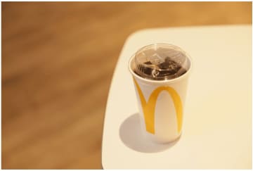 マクドナルド、コールドドリンクのフタをストローなしで飲めるフタへ変更　11月19日より全国展開