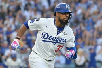 ドジャース・テオスカーの〝深追い後逸〟に田口壮氏苦言「三塁まで行かせてしまったのは…」