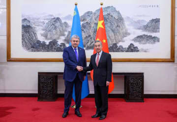 王毅氏、カザフスタン外相と会談