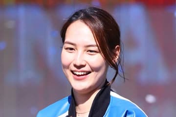 ドジャース大谷翔平の真美子夫人がポニーテールで集合写真　米誌「夫への完璧な応援スタイル」