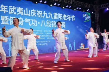 中国・武夷山市で健康気功法「八段錦」の競技大会