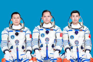 中国、有人宇宙船「神舟21号」の飛行士3人を発表