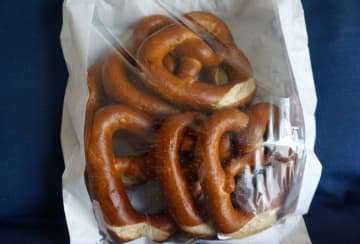 1つ166円で楽しむ本場の味！【コストコ】の超ビッグサイズのプレッツェルがおいしい！