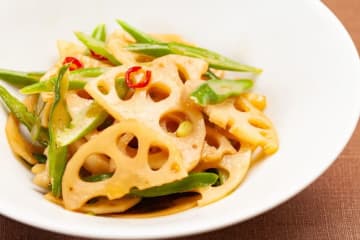 料理人・笠原将弘『無限れんこん』の作り方を伝授！隠し味の『鶏皮』で”旨みアップ”…和食のプロが実践するテクが主婦から絶賛の声「味見が止まらず」「リピ間違いない」主婦歓喜の声