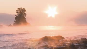 幻想的な「けあらし」雨晴海岸に出現　今秋一番の冷え込みで冬の幻想的な風景が広がる