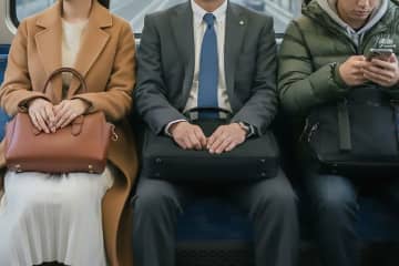 電車での「服の裾問題」、どっちが迷惑？　「はみ出てるほうが悪い」「舌打ちされた」ネット上でも議論