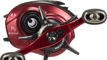 「この赤色はっ！」DAIWAから登場する新型リール。イメージカラーをボディに採用し、『SSマグフォース』などを搭載。“超軽量ルアーに特化”した1台に。