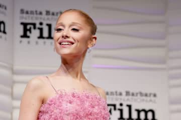 アリアナ・グランデ、約3年ぶりにブルネットヘアに「私に会えて嬉しいでしょ？」