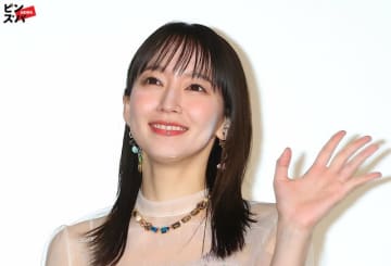 「似合いすぎでしょ」吉岡里帆、映画“CA姿ショット”が大沸騰　どんぎつねも…扮装時は毎度話題の“憑依力”