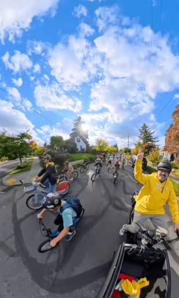 人気歌手が子どもたちと自転車に乗って通学→“あの名曲”を合唱する姿も…「歌声に涙」「鳥肌が立った」