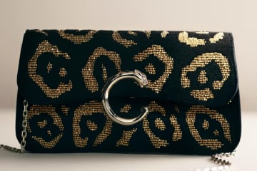 カルティエ“パンテールの斑点”ビーズ刺繍のミニチェーンバッグ、ラメ糸で爪を描くバッグも