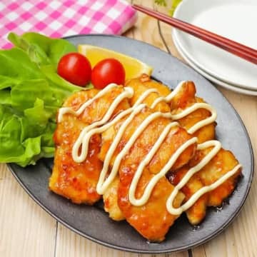 【鶏むね肉をおいしく食べるコツ】「ひと手間で感動」「もう他の作り方に戻れない」人気おかずレシピ3選