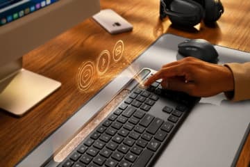 ロジクール、ソーラー充電技術「Logi LightCharge」搭載フルサイズワイヤレスキーボード「K980」を11月27日発売