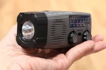 非常時の情報手段に「小型・携帯ラジオ」 短波OK＆充電3方式＆カラビナ付きモデル　ショップ店員に聞く