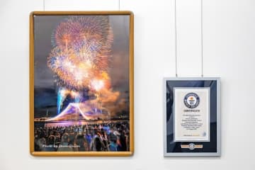 クレームで撤去、一転展示　プロ撮影のギネス花火写真　市川市、相次ぐ抗議に市長謝罪