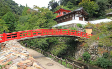 大滝と紅葉の名勝・箕面山　銘菓「もみじの天ぷら」に映す山岳信仰