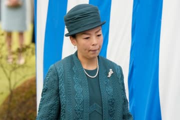 《厳しい表情で…》瑶子さま　宮内庁職員もザワついた園遊会での“途中退出”騒動…お隣の姉・彬子さまと目も合わされず