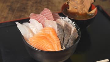 焼きや煮付けもその場で対応…“やりすぎ大将”のサービスが止まらない鮮魚店 地元の天然魚を驚きの安さで