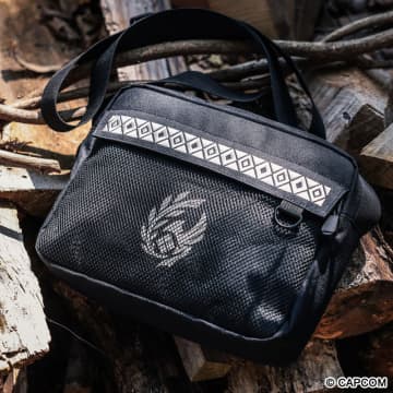 本日発売！　ファミマ限定「モンスターハンターワイルズ」調査隊エンブレム入りショルダーバッグ