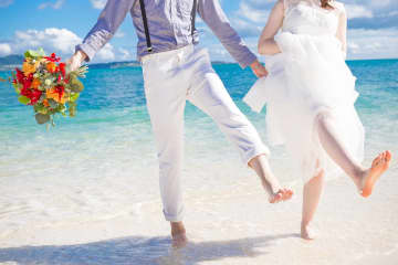 めでたく結婚し「石垣島」でリゾート婚の予定です。参列者に“往復の旅費5万円”を払ってもらうのも忍びないので“一部負担”したいのですが、どのくらい出すのが相場？「ご祝儀」は辞退すべき？