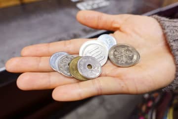 【レア？】「お釣りで変な500円玉もらった」→2005年“愛・地球博”の記念硬貨みたいだけど、普通の500円玉として使える？ 売った場合の価格も確認