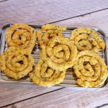 【絞って揚げるだけ！】「普通のポテトとは別物」「一度食べたら手が止まらない」最強フライドポテトレシピ