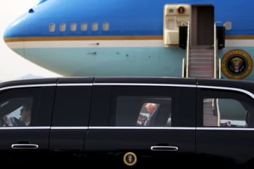 トランプ氏のアジア歴訪終了、エアフォースワンが米国へ向け離陸